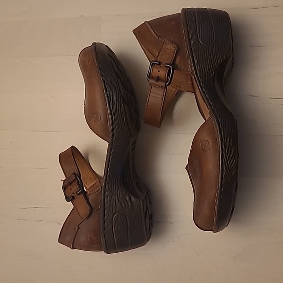 EUC Born Jolina Leather 2in Heeled Clog with Buckle Closure Comes with the Box - Picture 5 of 17